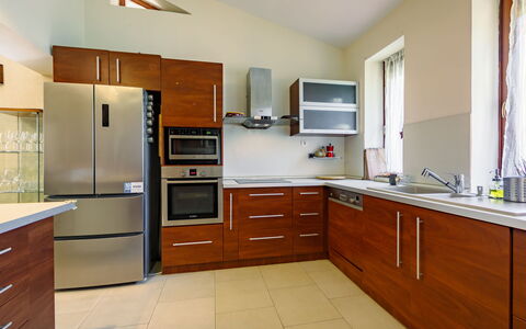 Villa Mediterran: Countertop, Cabinetry, Meubilair, Eigendom, Lade, Toestel Van De Keuken, Huishoudapparatuur, Gebouw, Hout, Keuken