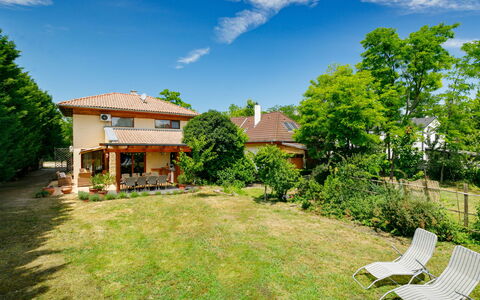 Villa Mediterran: Wolk, Lucht, Fabriek, Gebouw, Groen, Natuurlijk Landschap, Boom, Venster, Land Lot, Huis