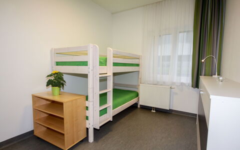 Techno-Park Villach: Stapelbed, Meubilair, Plank, Cabinetry, Stellingen, Gebouw, Gordijn, Huis, Hout, Verdieping