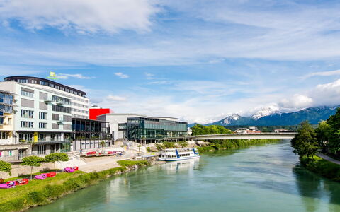 Techno-Park Villach: Fabriek, Meubilair, Hout, Veranda, Schaduw, Weg Oppervlak, Buitenmeubels, Gebouw, Stoel, Interieur Ontwerp