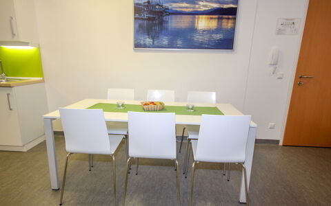 Techno-Park Villach: Tafel, Meubilair, Gebouw, Verf, Hout, Stoel, Interieur Ontwerp, Flooring, Rechthoek, Huis