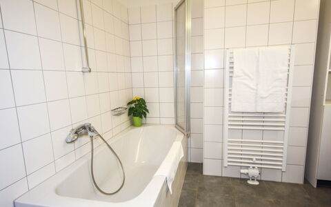 Techno-Park Villach: Loodgieterswerkinrichting, Fabriek, Bad, Eigendom, Kraan, Badkamer, Flooring, Verdieping