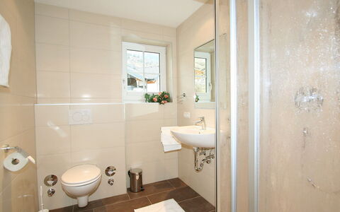 Pians 150: Badkamer, Eigendom, Kamer, Loodgieterswerkinrichting, Interieur Ontwerp, Verdieping, Tegel, Toilet, Badkamer Accessoire, Muur