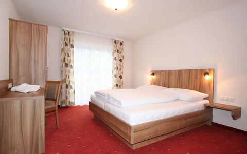 Pians 150: Slaapkamer, Bed, Meubilair, Kamer, Matras, Laken, Bed Frame, Eigendom, Bedding, Interieur Ontwerp