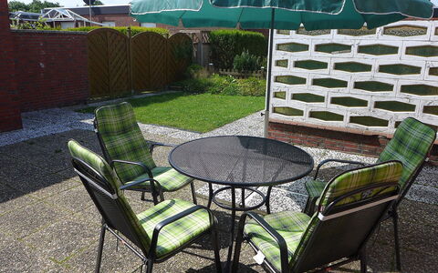 Sonnenschein: Meubilair, Eigendom, Stoel, Buitentafel, Patio, Buitenmeubels, Tafel, Werf, Paraplu, Backyard
