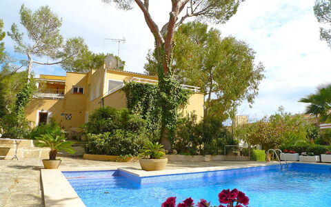 Santa Ponça: Zwembad, Eigendom, Toevlucht, Gebouw, Onroerend Goed, Huis, Vrije Tijd, Vakantie, Boom, Villa