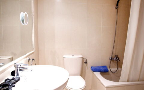 Calpe Calp 867: Badkamer, Eigendom, Kamer, Wastafel In De Badkamer, Kraan, Muur, Tegel, Interieur Ontwerp, Loodgieterswerkinrichting, Onroerend Goed