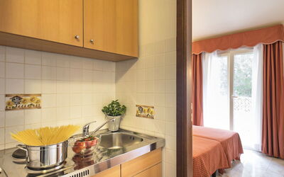 Bi Village 200.1: Kamer, Eigendom, Meubilair, Countertop, Interieur Ontwerp, Keuken, Gebouw, Cabinetry, Tegel, Huis