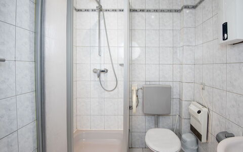 Gila: Interieur Ontwerp, Verdieping, Flooring, Kamer, Loodgieterswerkinrichting, Badkamer, Loodgieter, Wastafel In De Badkamer, Wastafel, Douche