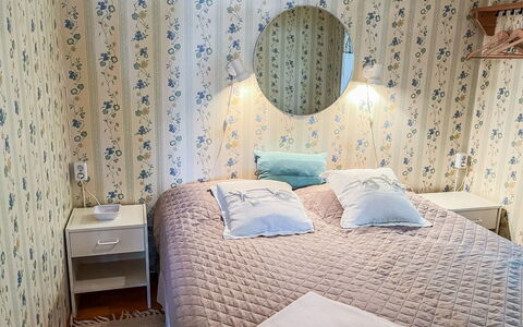 Leppäranta: Bed, Slaapkamer, Interieur Ontwerp, Meubilair, Laken, Hout, Bedding, Verdieping, Flooring, Linens