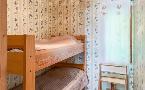 Leppäranta: Bed, Slaapkamer, Muur, Flooring, Verdieping, Hout, Interieur Ontwerp, Laken, Bedding, Meubilair