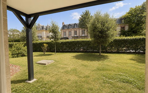Deauville-Trouville 255: Gras, Tuin, Struik, Woongebied, Land Lot, Gazon, Huis, Schaduw, Landgoed