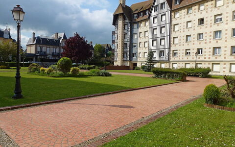 Deauville-Trouville 255: Eigendom, Gras, Landgoed, Gebouw, Menselijke Nederzetting, Gazon, Woongebied, Openbare Ruimte, Huis, Onroerend Goed