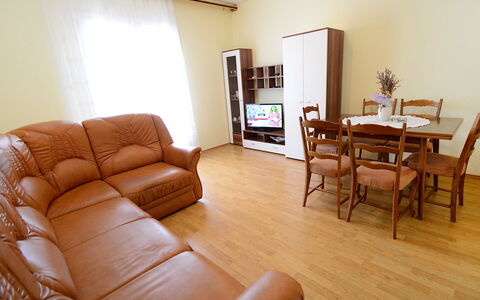 Franjo: Kamer, Eigendom, Meubilair, Woonkamer, Verdieping, Interieur Ontwerp, Houten Vloer, Onroerend Goed, Hardwood, Gebouw