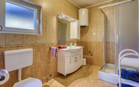 Franjo: Flooring, Interieur Ontwerp, Loodgieterswerkinrichting, Verdieping, Wastafel, Badkamer, Wastafel In De Badkamer, Kraan, Plafond, Kamer