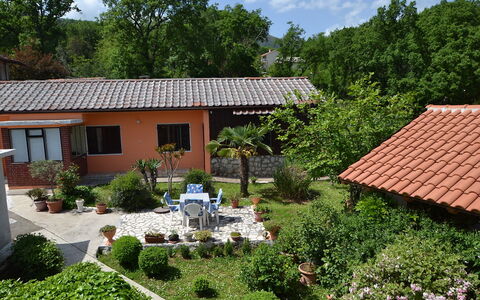 Opatija Ika 106: Fabriek, Gebouw, Lucht, Eigendom, Wolk, Plantengemeenschap, Venster, Huis, Plantkunde, Boom