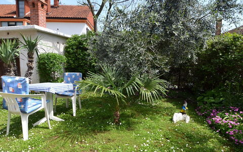 Opatija Ika 106: Eigendom, Tuin, Werf, Backyard, Boom, Huis, Gras, Onroerend Goed, De Lente, Fabriek