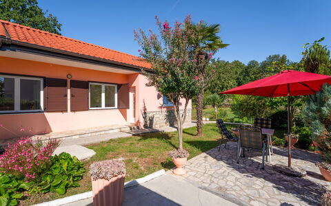 Opatija Ika 106: Struik, Huis, Woongebied, Huis, Groundcover, Tuin, Verblijf, Schaduw, Landgoed, Werf