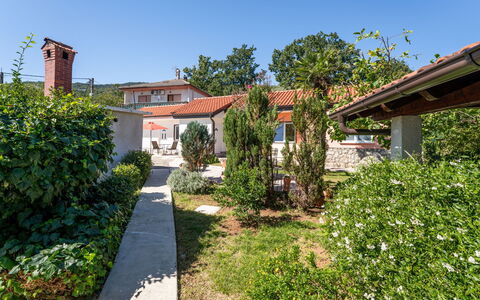 Opatija Ika 106: Huis, Woongebied, Struik, Dak, Huis, Tuin, Groundcover, Verblijf, Landgoed