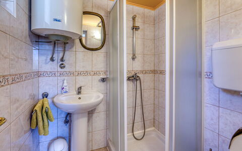 Opatija Ika 106: Interieur Ontwerp, Flooring, Loodgieterswerkinrichting, Verdieping, Wastafel In De Badkamer, Kamer, Wastafel, Loodgieter, Badkamer, Kraan