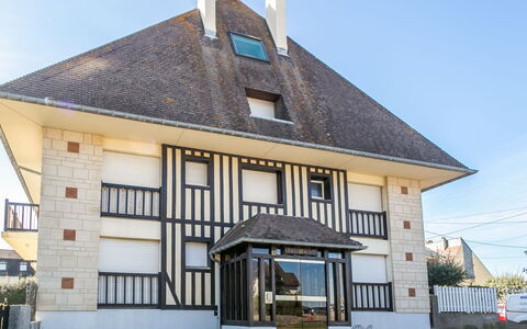 Cabourg 101: Meubilair, Eigendom, Tafel, Cabinetry, Stoel, Hout, Gebouw, Verlichting, Countertop, Interieur Ontwerp