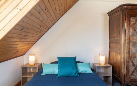 Résidence du Port: Meubilair, Eigendom, Tafel, Cabinetry, Stoel, Hout, Gebouw, Verlichting, Countertop, Interieur Ontwerp