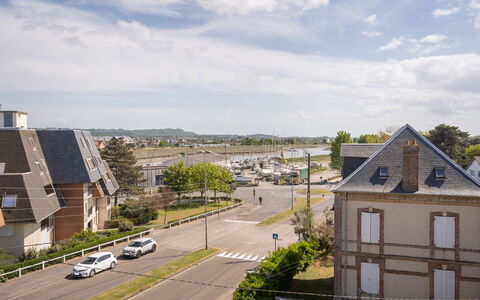 Résidence du Port: Meubilair, Eigendom, Tafel, Cabinetry, Stoel, Hout, Gebouw, Verlichting, Countertop, Interieur Ontwerp