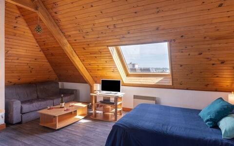 Résidence du Port: Meubilair, Eigendom, Tafel, Cabinetry, Stoel, Hout, Gebouw, Verlichting, Countertop, Interieur Ontwerp