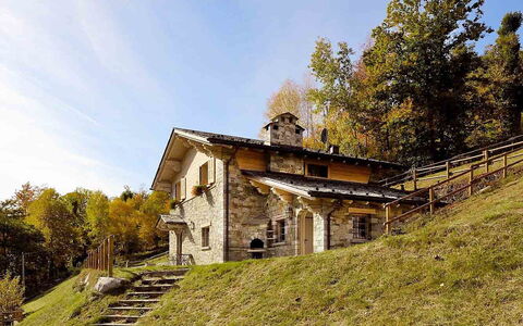 Chalet Anna: Eigendom, Lucht, Huis, Natuurlijk Landschap, Boom, Landelijk Gebied, Gebouw, Architectuur, Gras, Huis