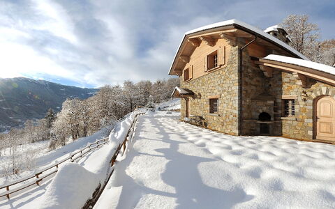 Chalet Anna: Lucht, Wolk, Sneeuw, Venster, Gebouw, Wereld, Boom, Helling, Hek, Huis