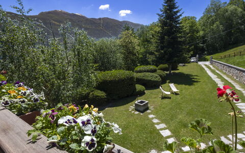 Chalet Anna: Bergachtig Landvormen, Berg, Struik, Heuvel, Landschap, Tuin, Bergketen, Groundcover, De Lente
