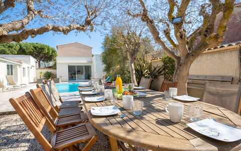 Villa du Littoral: Tafel, Meubilair, Eigendom, Tableware, Lucht, Stoel, Boom, Fabriek, Buitenmeubels, Tafelkleed