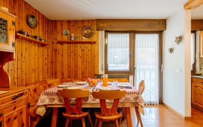 Apt 18 270.18: Meubilair, Cabinetry, Tafel, Venster, Stoel, Hout, Interieur Ontwerp, Gebouw, Oranje, Keuken