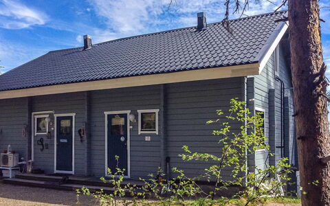 Äkäsjärven Lomamökit 3: Meubilair, Buitenmeubels, Stoel, Schaduw, Buitentafel, Kamerplant, Patio, Werf, Ontwerp, Balkon