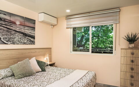 Torremolinos 150: Meubilair, Bed, Interieur Ontwerp, Slaapkamer, Verdieping, Flooring, Laken, Bedding, Hout, Kamer