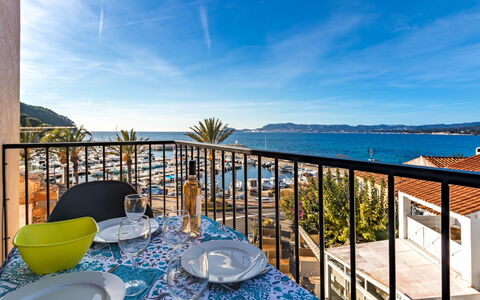 La Corniche: Lucht, Wolk, Water, Meubilair, Gebouw, Eigendom, Tableware, Blauw, Badplaats, Tafel