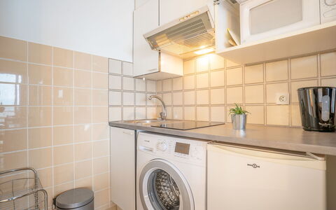 Fréjus 110: Wasruimte, Cabinetry, Eigendom, Loodgieterswerkinrichting, Kraan, Gootsteen, Wastafel, Keuken, Wasmachine, Countertop
