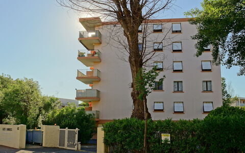 Les Sables: Woongebied, Eigendom, Architectuur, Huis, Gebouw, Appartement, Buurt, Onroerend Goed, Boom, Condominium