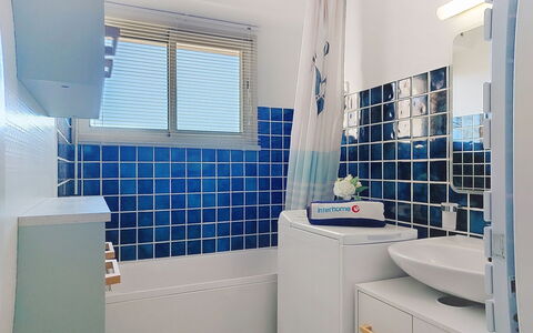 Le Drakar: Blauw, Muur, Loodgieterswerkinrichting, Interieur Ontwerp, Flooring, Badkamer, Verdieping, Loodgieter, Tegel, Kamer