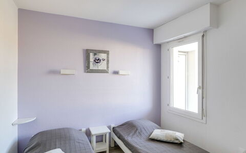 Fréjus 570: Kamer, Meubilair, Slaapkamer, Eigendom, Interieur Ontwerp, Plafond, Bed, Verdieping, Muur, Gebouw