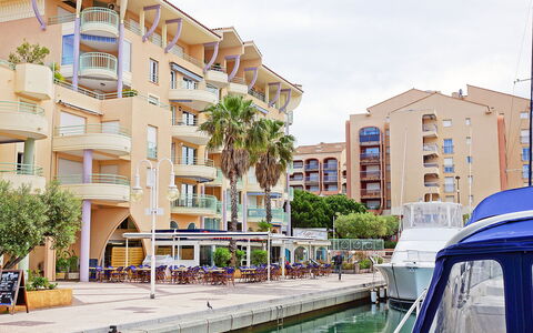Fréjus 580: Water, Gebouw, Lucht, Eigendom, Venster, Wolk, Stedelijk Ontwerp, Buurt, Condominium, Boom