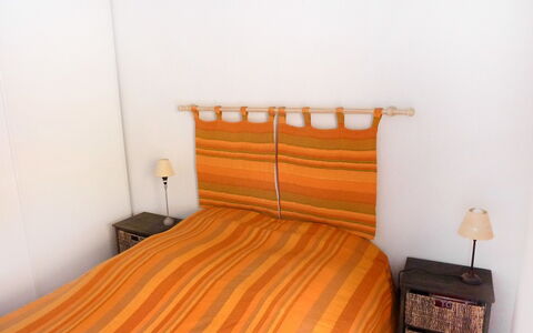 Résidence les Jardins D'Eden: Slaapkamer, Meubilair, Oranje, Kamer, Bed, Laken, Eigendom, Bed Frame, Bedding, Verdieping