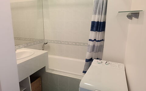 Résidence les Jardins D'Eden: Flooring, Loodgieterswerkinrichting, Interieur Ontwerp, Badkamer, Verdieping, Loodgieter, Kamer, Kraan, Tegel, Wastafel In De Badkamer