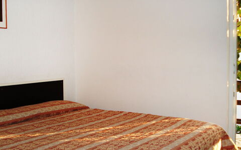 Novi: Bed, Slaapkamer, Laken, Kamer, Meubilair, Eigendom, Bedding, Bed Frame, Muur, Verdieping