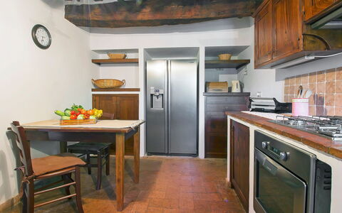 Cinigiano 100: Countertop, Kamer, Eigendom, Keuken, Meubilair, Cabinetry, Gebouw, Verdieping, Interieur Ontwerp, Fornuis