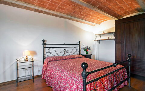 Cinigiano 100: Slaapkamer, Bed, Meubilair, Kamer, Eigendom, Bed Frame, Plafond, Laken, Verdieping, Interieur Ontwerp