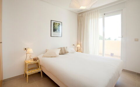 Altea 49: Slaapkamer, Kamer, Bed, Meubilair, Eigendom, Laken, Bed Frame, Bedding, Interieur Ontwerp, Verdieping