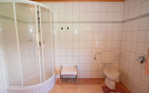 Christl: Badkamer, Kamer, Tegel, Eigendom, Verdieping, Muur, Interieur Ontwerp, Gebouw, Bad, Loodgieterswerkinrichting