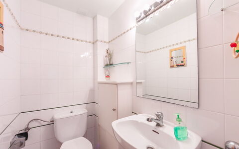 Zen: Badkamer, Eigendom, Kamer, Interieur Ontwerp, Loodgieterswerkinrichting, Architectuur, Muur, Onroerend Goed, Huis, Toilet