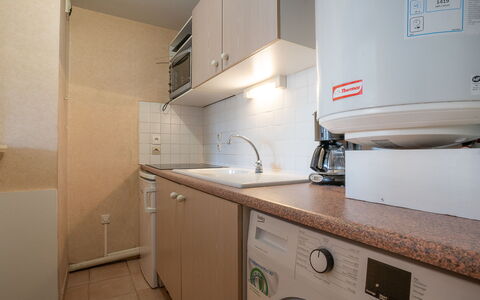 Fréjus 565: Cabinetry, Gootsteen, Wastafel, Eigendom, Kraan, Countertop, Gebouw, Loodgieterswerkinrichting, Wasruimte, Keuken
